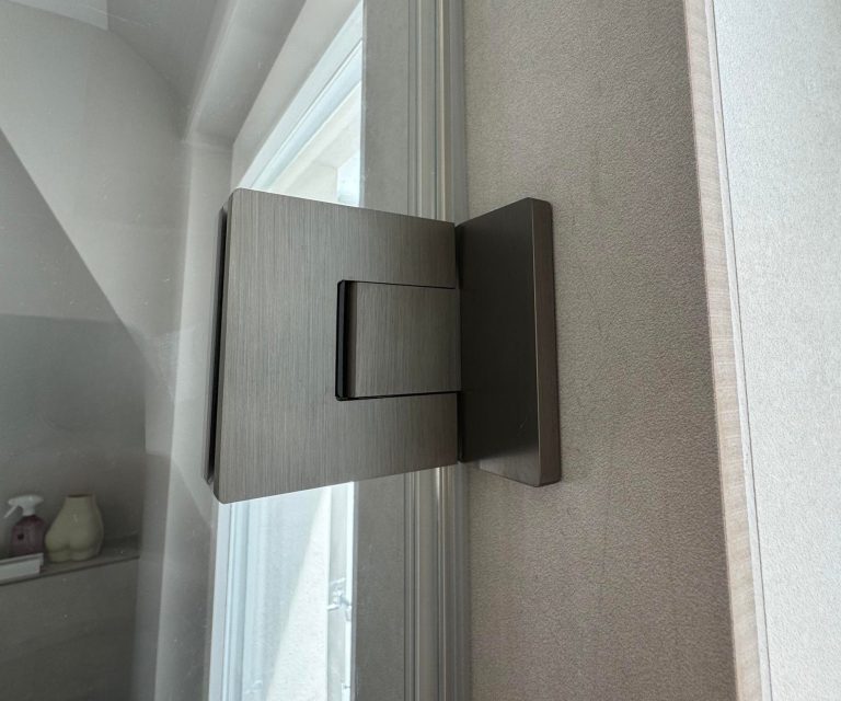 Hochwertige Beschläge und Materialien Hochwertiger Beschlag an einer Duschkabine